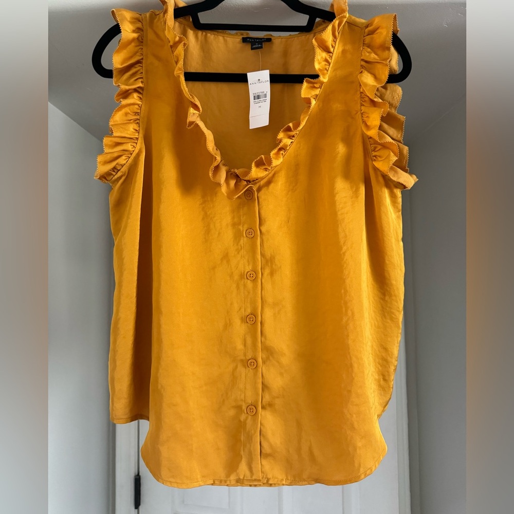 NWT Ann Taylor ruffle button top. Size Medium